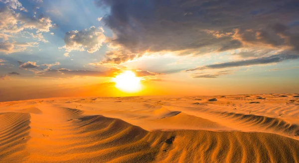 夕阳下波浪沙沙漠 炎热的自然背景 — 图库照片