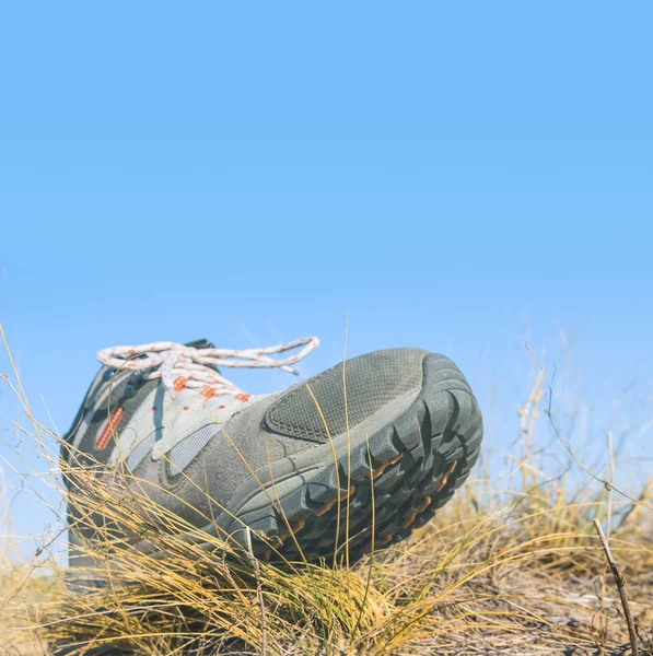 Nahaufnahme Touristische Stiefel Bleiben Auf Dem Gras Vor Blauem Himmel — Stockfoto