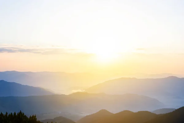 Nádherné Horské Údolí Modré Mlze Časně Ráno Tichý Přirozený Původ — Stock fotografie