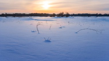 gün batımında kış kar bağlı düz, kış panoramik arka plan