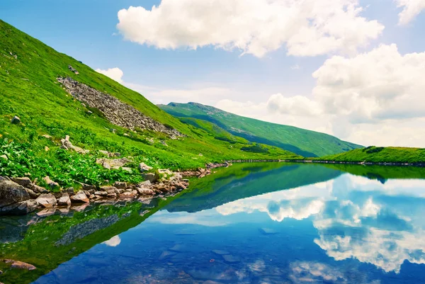 Dağda Güzel Küçük Göl — Stok fotoğraf