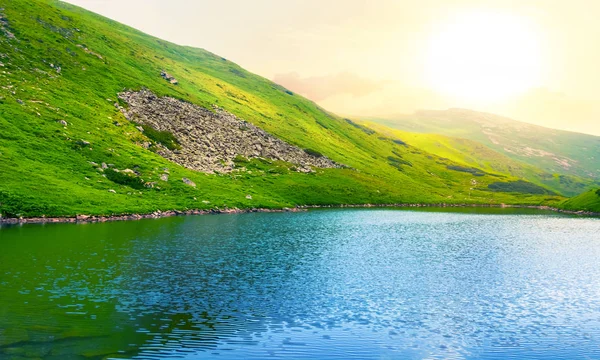 Belo Lago Tranquilo Entre Vale Montanha Verde Pôr Sol — Fotografia de Stock