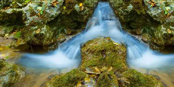 Pequena Cachoeira Caindo Através Uma Pedra — Fotografia de Stock