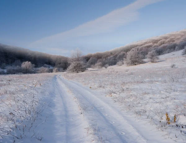 Strada Attraverso Valle Montagna Invernale Una Neve — Foto Stock