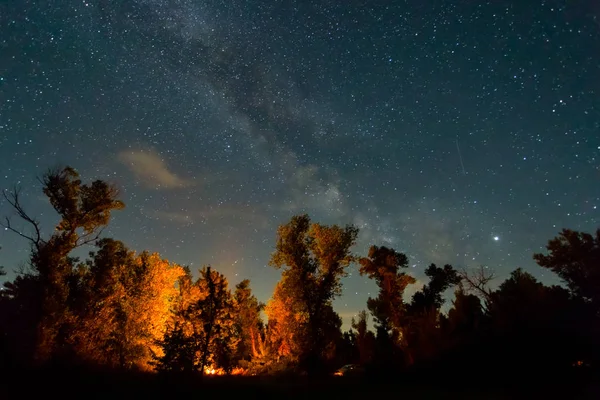 Touristisches Nachtlager Mit Feuer Unter Dem Sternenhimmel — Stockfoto