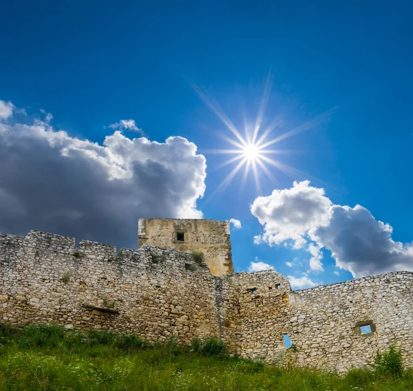 Παλιό Κάστρο Τοίχο Στο Καταπράσινο Λόφο Κάτω Από Έναν Ήλιο — Φωτογραφία Αρχείου