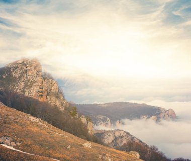 gün batımında bulutlar üzerinde eğim Dağı