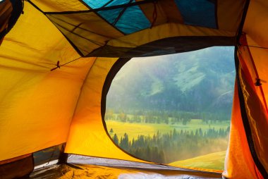 Turistik çadır dioor yeşil dağ Vadisi görünümü