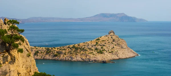Capa Rocosa Entre Mar Esmeralda Paisaje Verano — Foto de Stock