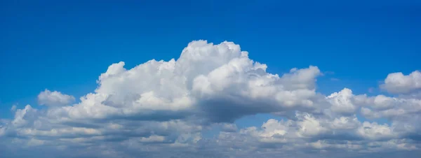 Piękne Lato Niebieskie Zachmurzone Niebo Naturalne Tło — Zdjęcie stockowe