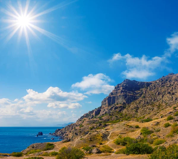 Καλοκαίρι Θάλασσα Ακρωτήριο Κάτω Από Έναν Ήλιο Λάμψη Καλοκαιρινές Διακοπές — Φωτογραφία Αρχείου