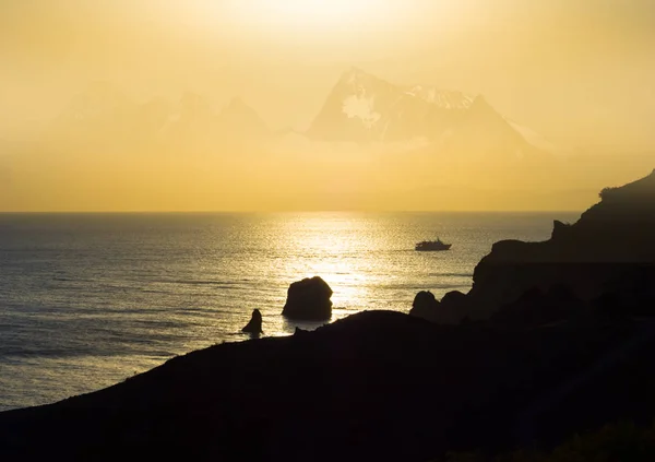 Côte Haute Mer Coucher Soleil Avec Une Crête Montagne — Photo