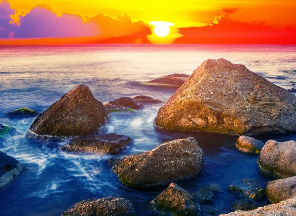 戏剧性的日出在海岸 红色的天空在石质的海岸 — 图库照片