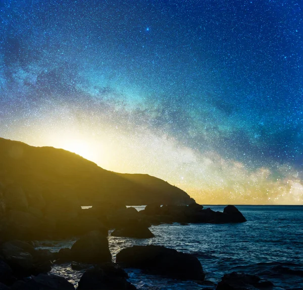 Samanyolu Ile Yıldızlı Bir Gökyüzü Altında Sabahın Erken Saatlerinde Deniz — Stok fotoğraf