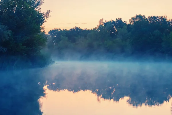 Rivière Calme Dans Une Brume Tôt Matin — Photo