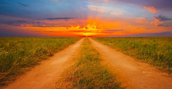 Ground Road Bland Prärie Vid Den Röda Dramatiska Solnedgången — Stockfoto