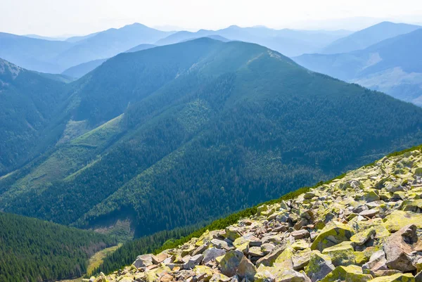 Mount Lejtő Kövekkel Hegyi Völgy Kék Ködben — Stock Fotó