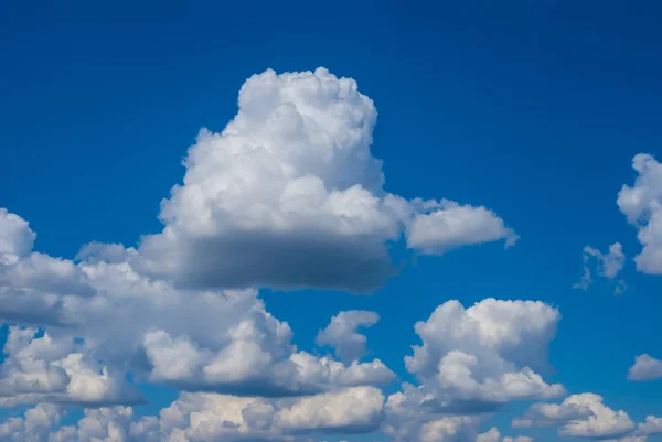 Όμορφη Πυκνό Σύννεφα Ένα Γαλάζιο Ουρανό Ωραίο Φυσικό Φόντο — Φωτογραφία Αρχείου