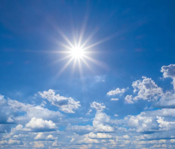 Hermoso Fondo Natural Cielo Azul Con Nubes Sol Brillante — Foto de Stock