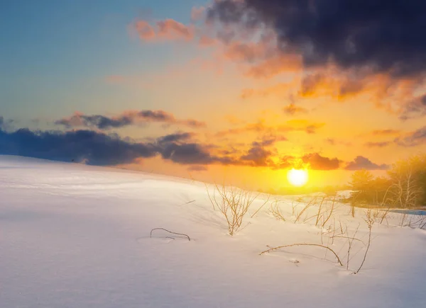 Schneefreie Winterliche Ebene Beim Dramatischen Sonnenuntergang — Stockfoto