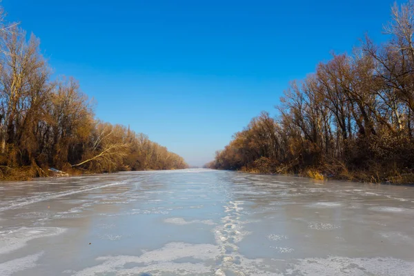 Paesaggio Fluviale Ghiacciato Nella Giornata Invernale Fredda Luminosa — Foto Stock