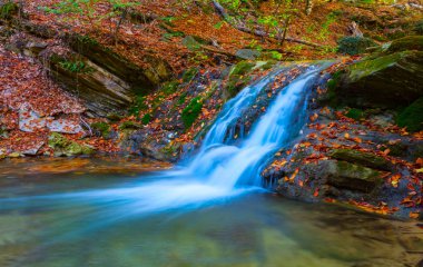 acele dağ nehri üzerinde küçük şelale, sonbahar dağ kanyon sahne