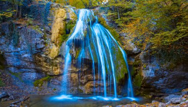 bir kayadan akan yakın çekim şelale, Jur-Jur, Kırım, Ukrayna