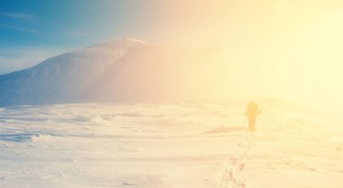 bir sis, açık yürüyüş arka plan kış kar bağlı dağ arasında yalnız yürüyüşçü