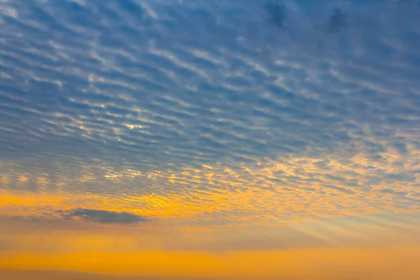 劇的な夜の曇り空 素敵な夕日の背景 — ストック写真