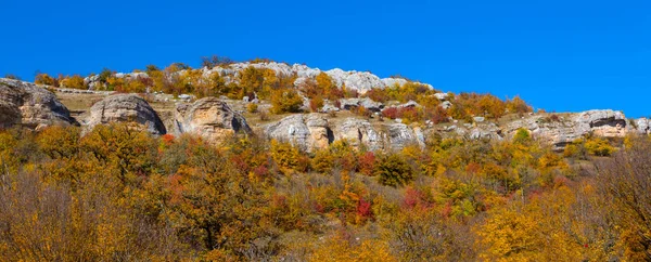 Cresta Montaña Con Bosque Rojo Bajo Cielo Azul Fondo Otoño — Foto de Stock