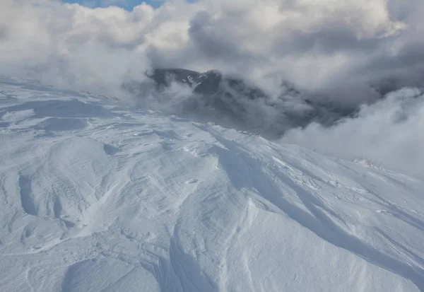 Scène Montagne Hiver Monter Dans Une Neige Des Nuages Denses — Photo