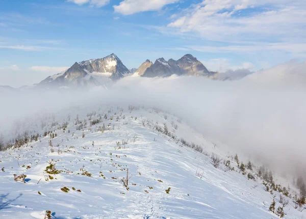 Montanha Inverno Coberta Por Uma Neve Nuvens Densas Cume Montanha — Fotografia de Stock