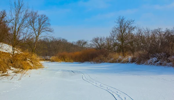 Beautiful Winter Landscape Frozen River Covered Snow Bright Cold Day — Stock Photo, Image