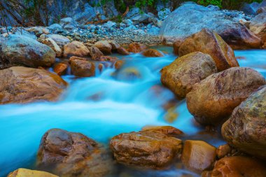 taşlar arasında bir ormanda acele güzel zümrüt nehir, Türkiye, Göynük kanyon