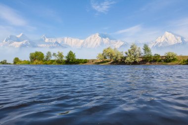 mavi nehir ve dağ sırtı ötesinde bir kar, güzel yaban hayatı sahnesi, güzel doğal arka plan