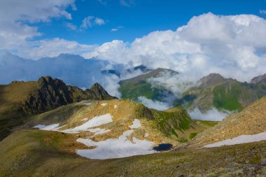 bir kar ve yoğun bulutlar dağ vadisi