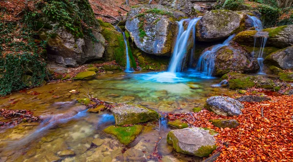 Petite Cascade Bleue Sur Rivière Montagne — Photo