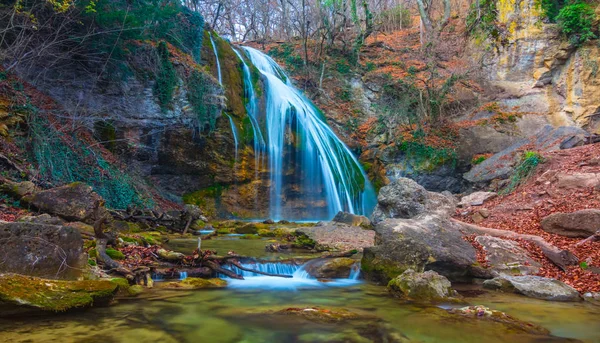 Красива Осіння Гірська Сцена Водоспад Поспішає Зверху — стокове фото