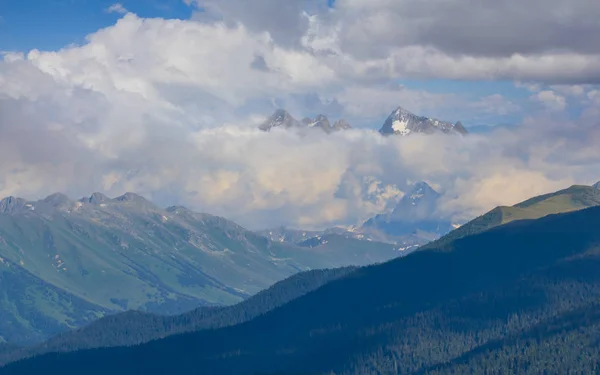 Hermoso Valle Montaña Verde Una Densa Nube —  Fotos de Stock