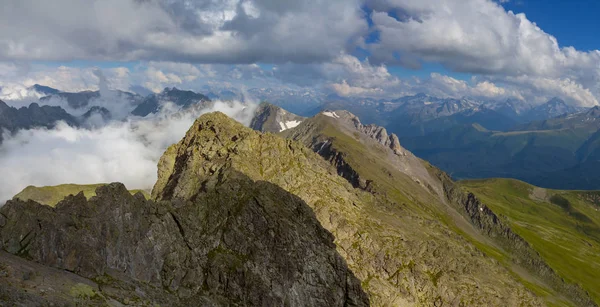 Bergkette Dichten Wolken Und Nebel — Stockfoto