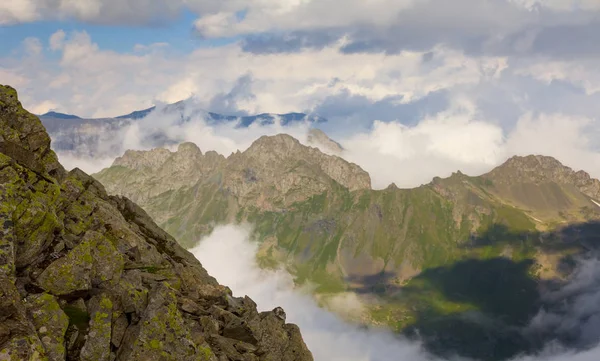 Chaîne Montagne Dans Nuage Dense Scène Extérieure Naturelle — Photo