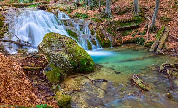 小さな滝のある美しい秋の山の渓谷 — ストック写真