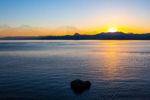 Zee Baai Met Rotsachtige Kust Bij Zonsondergang — Stockfoto