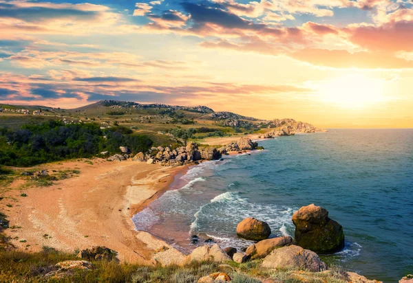 日落时分的夏季海湾场景 — 图库照片