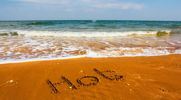 Praia Mar Arenosa Verão Com Palavra Quente Uma Areia — Fotografia de Stock