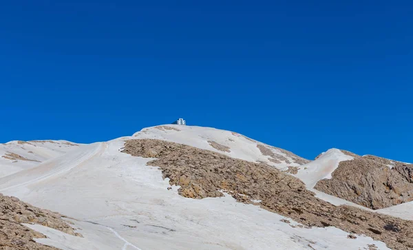 Montagne Dans Une Neige Sous Ciel Bleu — Photo