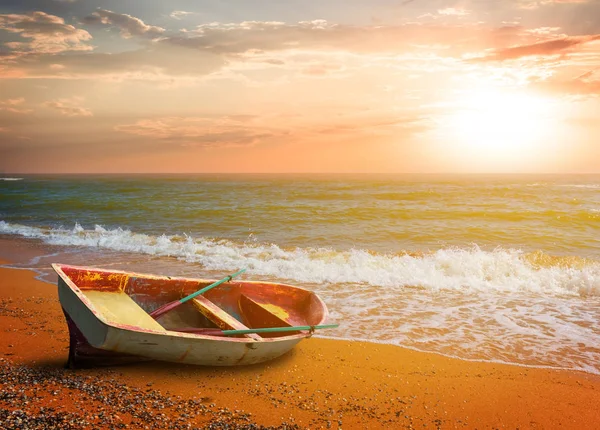 Маленький Човен Піщаному Морському Пляжі Заході Сонця — стокове фото