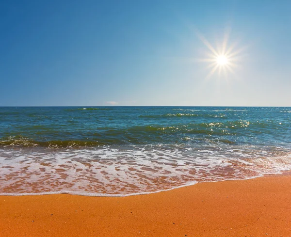 Letnia Piaszczysta Plaża Morska Gorącym Słonecznym Dniu — Zdjęcie stockowe