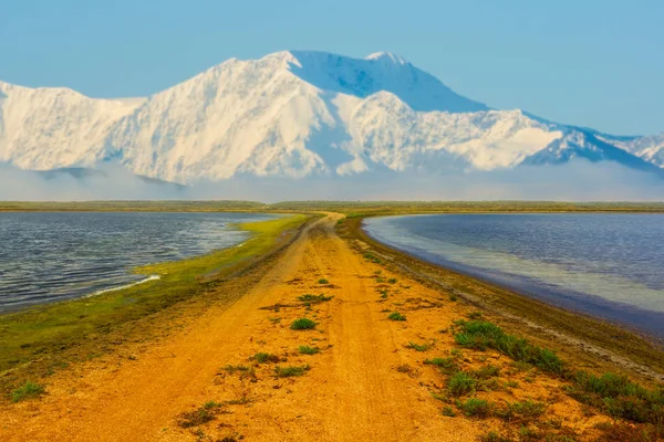 Göl Arasında Bir Kar Bir Mount Tepeye Zemin Yolu — Stok fotoğraf