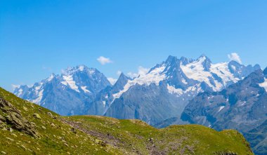 bir karda dağ sırtı, parlak dağ manzarası, açık arka plan